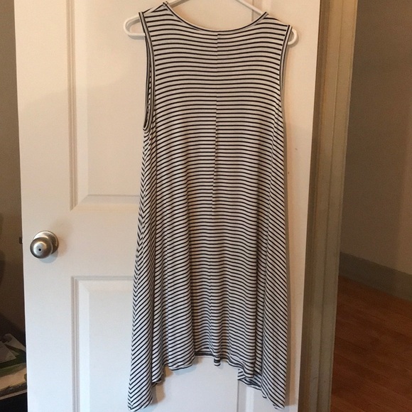 Honey and Lace Large Sleeveless Dress - Picture 2 of 5